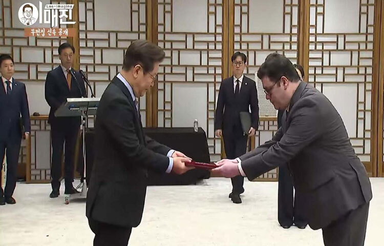 দক্ষিণ কোরিয়ার সিউলে নবনিযুক্ত বাংলাদেশের রাষ্ট্রদূত তৌফিক ইসলাম শাতিল সেদেশের প্রেসিডেন্ট লি জে মিউং-এর কার্যালয়ে তার পরিচয়পত্র পেশ করেন। ছবি: পিআইডি