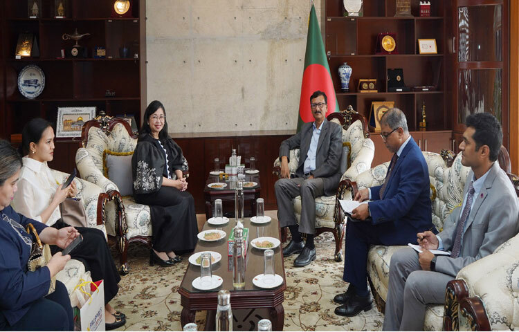 পররাষ্ট্র উপদেষ্টা মো. তৌহিদ হোসেনের সঙ্গে মন্ত্রণালয়ে তার অফিস কক্ষে সাক্ষাৎ করেন বাংলাদেশে ফিলিপাইনের রাষ্ট্রদূত নিনা প্যাডিলা ক্যাংলেট। ছবি: পিআইডি