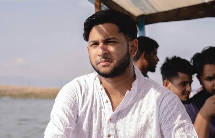 গত বছর বিয়ে করছেন তৌহিদ আফ্রিদি। তার স্ত্রীর নাম রামিসা আল রিসা। তবে ছাত্র-জনতার অভ্যুত্থানে আওয়ামী লীগ সরকার পতনের পর থেকে নীরব ছিলেন তিনি। রাজধানীর যাত্রাবাড়ী থানায় করা ওই হত্যা মামলায় আফ্রিদি এজাহারনামীয় ১১ নম্বর আসামি। ফেসবুক, ইনস্টাগ্রাম ও ইউটিউবে রয়েছে তার লাখ লাখ অনুসারী।