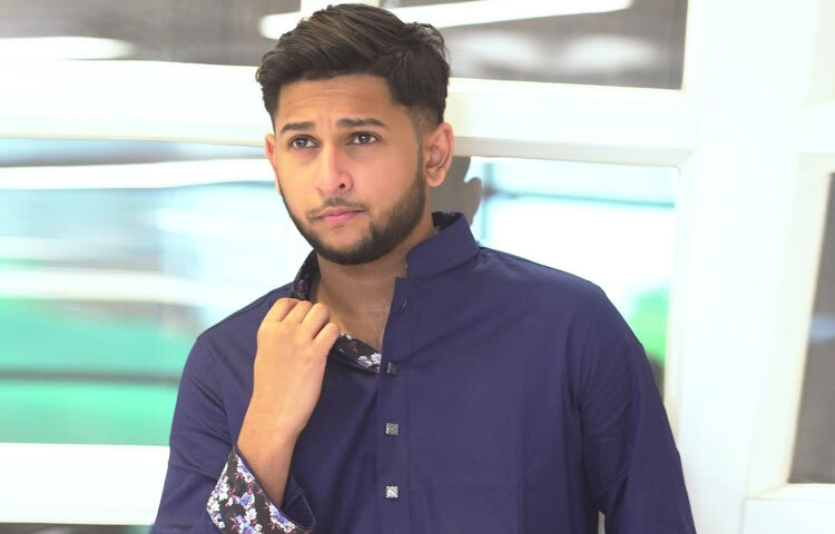 এদিকে আফ্রিদিকে গ্রেফতারের একটি ভিডিও ছড়িয়ে পড়েছে অনলাইনে। যেখানে তার স্ত্রীকেও দেখা যায়। গ্রেফতারের পর তৌহিদ আফ্রিদি পুলিশকে বলেন, ‘আমি শুধু ভয় পাচ্ছিলাম। কারণ, আমার স্ত্রী ছয় মাসের অন্তঃসত্ত্বা।’