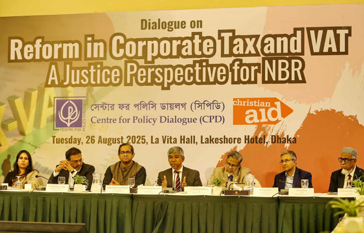 জাতীয় রাজস্ব বোর্ডের (এনবিআর) চেয়ারম্যান মো. আবদুর রহমান বলেছেন, কর ছাড়ের ব্যাপকতা বেড়ে যাওয়ার ফলে কর জিডিপি অনুপাত বাড়ানো সম্ভব হচ্ছে না। যথেষ্ট পরিমাণ কর আদায় করতে না পারলে বিপদ আছে। ছবি: মাহবুব আলম