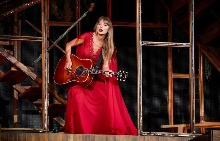 টেইলর নিজেকে প্রমাণ করেছেন একজন অসাধারণ সঙরাইটার হিসেবে। তিনি প্রায় সব গান নিজেই লেখেন এবং অনেক ক্ষেত্রে তা তার ব্যক্তিগত অভিজ্ঞতার প্রতিফলন।