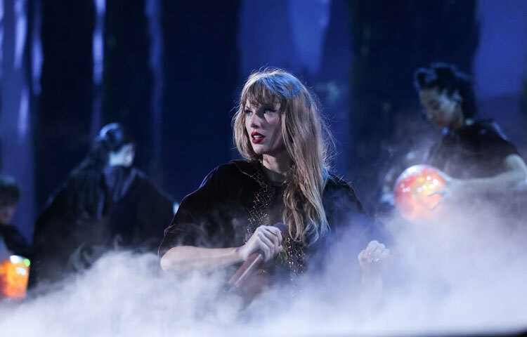 দীর্ঘদিন রাজনীতি থেকে দূরে থাকলেও ২০১৮ সাল থেকে টেইলর সোশ্যাল মিডিয়ায় প্রকাশ্যে রাজনৈতিক মতামত দেওয়া শুরু করেন।