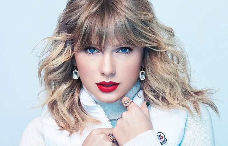 টেইলর সুইফট: ২১ মাসব্যাপী ‘ইরাস ট্যুর’ শেষ করে তিনি ভেঙেছেন বহু রেকর্ড। নতুন অ্যালবাম এরই মধ্যে জনপ্রিয়তার শীর্ষে। শুধু গান নয়, টেইলরের স্টাইল, ফ্যাশনপছন্দ ও প্রতিটি উপস্থিতি হয়ে ওঠে ট্রেন্ড। তার আত্মবিশ্বাসী ব্যক্তিত্বই তাকে করেছে বিশ্বের অন্যতম প্রভাবশালী নারী।
