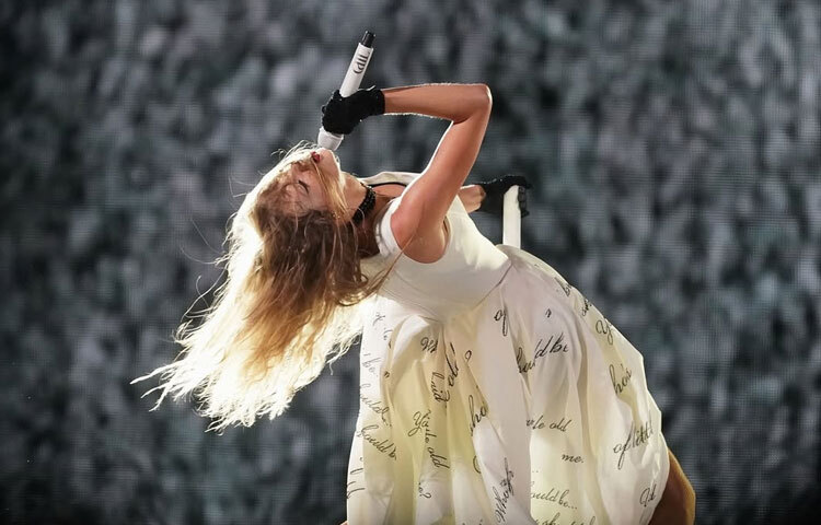 অ্যালবাম মুক্তির আগে টেইলর ঘনিষ্ঠ ভক্তদের জন্য বিশেষ সেশন আয়োজন করেন, যাকে বলা হয় সিক্রেট সেশন।