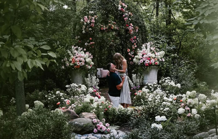 সম্প্রতি এনএফএল তারকা ট্র্যাভিস কেলসের সঙ্গে তার সম্পর্ক গ্লোবাল ট্রেন্ড হয়ে উঠেছে।