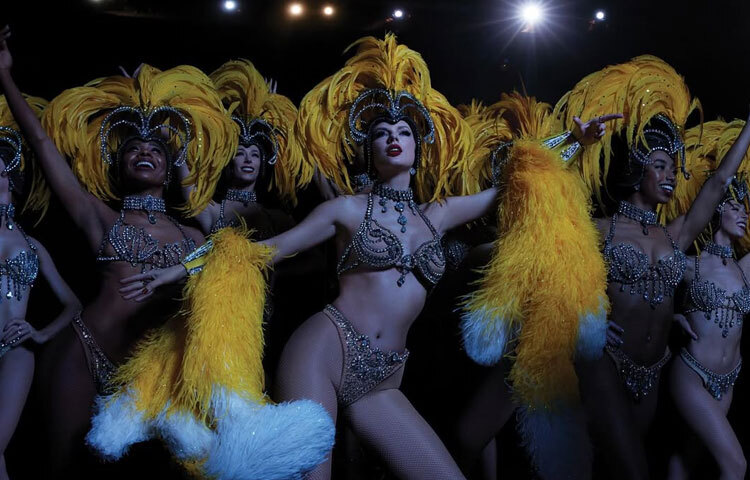 ২০০৬ সালে মুক্তি পাওয়া তার প্রথম অ্যালবামের নাম ছিল টেইলর সুইফট। এর মাধ্যমেই তিনি কান্ট্রি মিউজিকের জগতে সাড়া ফেলেন।