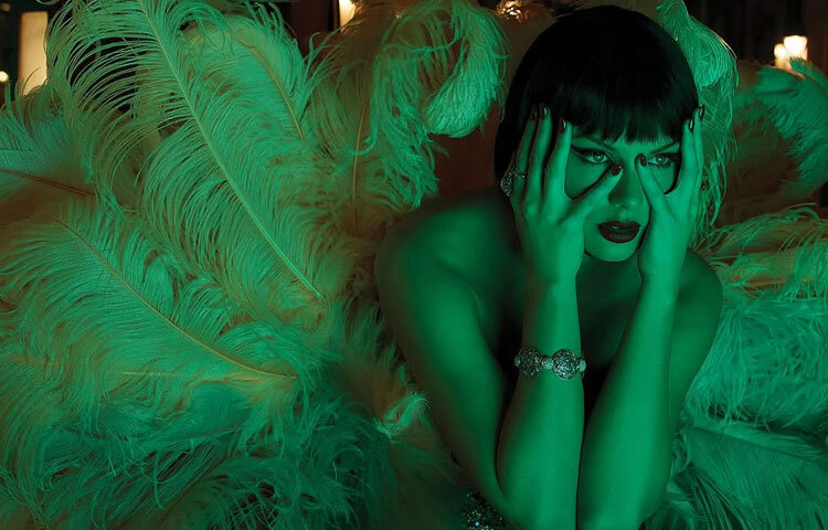 গায়িকা হওয়ার পাশাপাশি তিনি অভিনয় করেছেন কয়েকটি সিনেমায়, যেমন-ভ্যলেইন্টাইনস ডে এবং দ্য ‍গিভার।