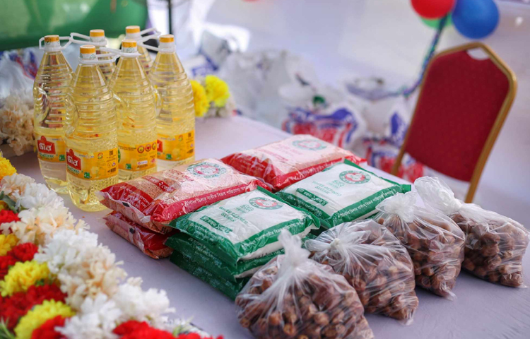 টিসিবির ৬৯০ টাকা প্যাকেজে দেওয়া হচ্ছে দুই লিটার তেল, দুই কেজি ডাল, এক কেজি চিনি, এক কেজি খেজুর ও পাঁচ কেজি চাল। ছবি: মাহবুব আলম