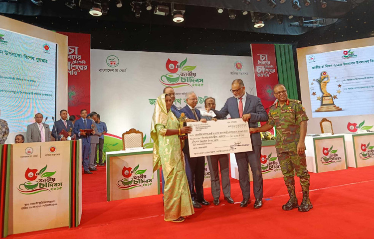 জাতীয় চা দিবসে পুরস্কার পেয়েছে ১০ ব্যক্তি-প্রতিষ্ঠান। রাজধানীর ওসমানী স্মৃতি মিলনায়তনে জাতীয় চা দিবস উদযাপন অনুষ্ঠানে পুরস্কার প্রদান করা হয়। বাণিজ্য উপদেষ্টা শেখ বশিরউদ্দীন তাদের হাতে পুরস্কার তুলে দেন। ছবি: নাজমুল হোসেন বাপ্পি