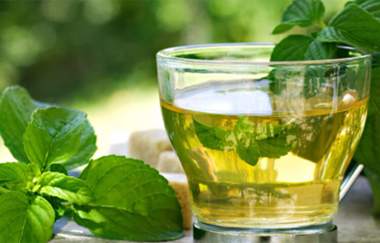 ভেষজ চায়ের মধ্যে অন্যতম তুলসী চা। এই চা সর্দি-কাশি, ঠান্ডা লাগা থেকে স্বস্তি দেওয়ার পাশাপাশি স্বাস্থ্যের আরও নানা উপকার করে।