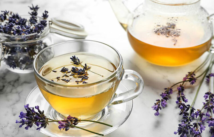 ল্যাভেন্ডার ফুলের নির্যাস চায়ের সঙ্গে মিশিয়ে তৈরি হয় ল্যাভেন্ডার টি। হাঁপানি, ঠাণ্ডা লাগা, আলসার, ব্যথা, শ্বাসযন্ত্রের সমস্যার উপশম করে এই চা।