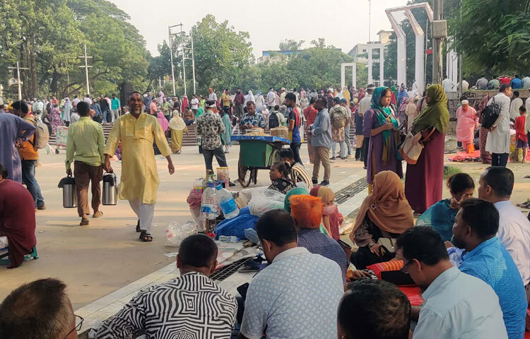 দশম গ্রেডসহ তিন দফা দাবি আদায়ে টানা তৃতীয় দিনের মতো কেন্দ্রীয় শহীদ মিনারে অবস্থান কর্মসূচি করছেন সরকারি প্রাথমিক বিদ্যালয়ের সহকারী শিক্ষকরা। ছবি: হাসান আদিব