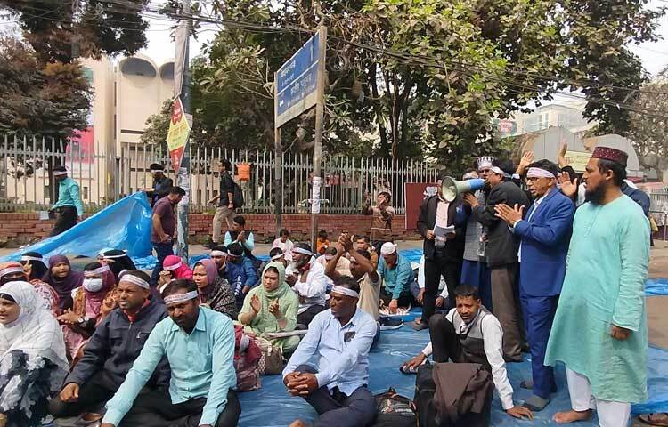 বেলা ১১টার দিকে শাহবাগ জাতীয় জাদুঘরের সামনে অবস্থান নিতে দেখা যায় তাদের।