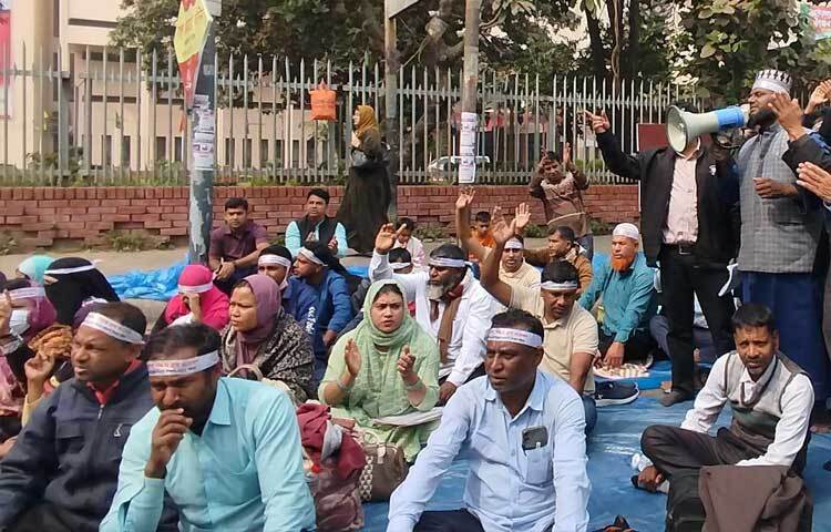 এ সময় নিয়োগপ্রত্যাশীরা ‘এনটিআরসি এর কালোহাত ভেঙে দাও গুঁড়িয়ে দাও’, ‘এনটিআরসি এর দুর্নীতি-মানি না মানবো না’, ‘আবু সাইদের বাংলায়-বৈষম্যের ঠাঁই নাই’, ‘সরাসরি নিয়োগ চাই-নিয়োগ নিয়োগ নিয়োগ চাই’ স্লোগান দিচ্ছেন।