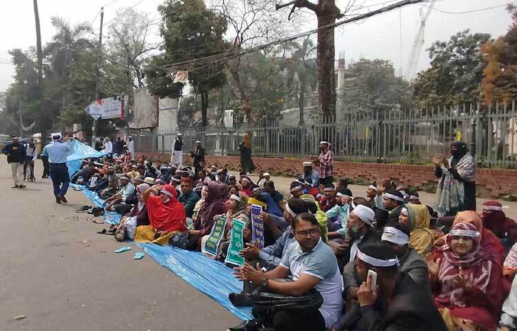 জাদুঘরের মুল ফটকের সামনে এনটিআরসিএ’র নিয়োগপ্রত্যাশীরা এবং শাহবাগ মোড় সংলগ্ন জায়গায় প্রাথমিকের নিয়োগ বাতিল হওয়া লোকজন বিক্ষোভ করছেন।