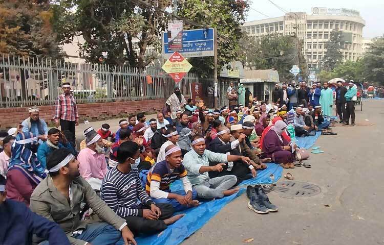 অন্যদিকে, প্রাথমিকের সুপারিশ বাতিল হওয়া লোকজন ‘আপস না সংগ্রাম, সংগ্রাম সংগ্রাম’, ‘দালালি না রাজপথ-রাজপথ রাজপথ’, ‘হয়তো মোদের যোগদান দেন-নয়তো মোদের জীবন নেন’, ‘তুমি কে আমি কে-শিক্ষক শিক্ষক’ স্লোগান দিচ্ছেন।