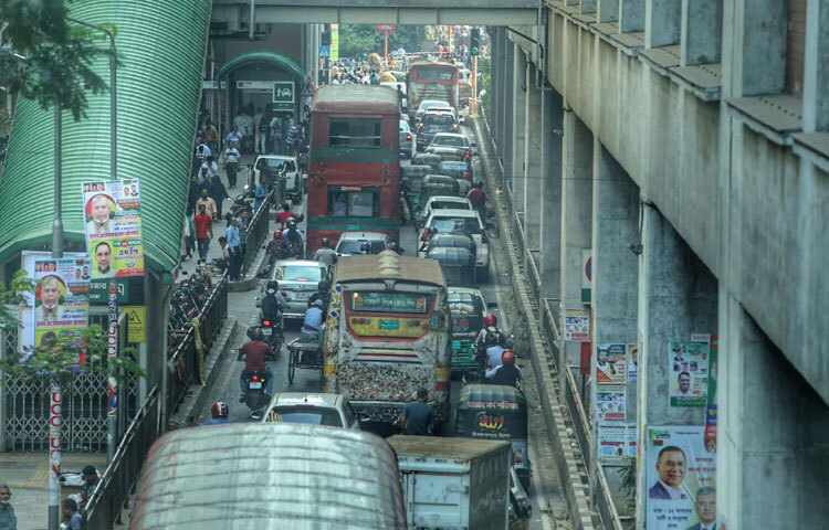 তীব্র গরমে ঘামে ভিজে গেছে পথচারীদের মুখ, রিকশাচালকদের মুখে ক্লান্তি। বাসের ভেতর শিশুর কান্না, মোটরসাইকেলচালকদের হর্ন-সব মিলিয়ে শহরজুড়ে বিরক্তি আর অস্থিরতার আবহ।