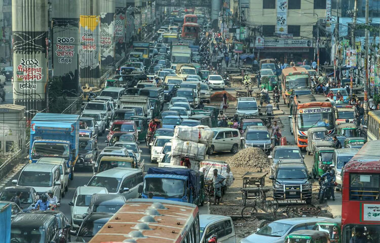 একদিকে শিক্ষকদের ন্যায্য দাবি, অন্যদিকে শহরের মানুষদের ভোগান্তি-এই দুই বাস্তবতা যেন মুখোমুখি দাঁড়িয়ে আছে শাহবাগ মোড়ে। একপাশে দৃঢ় মুখে শিক্ষকদের স্লোগান, অন্যপাশে ক্লান্ত ও বিরক্ত যাত্রীদের দীর্ঘশ্বাস।