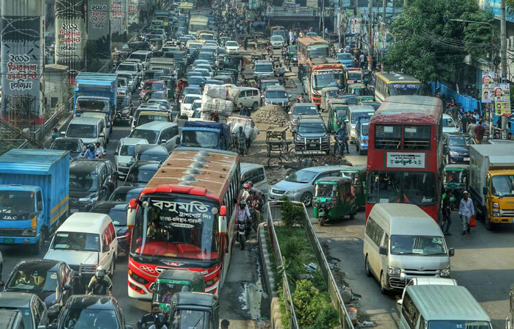 শাহবাগের অবরোধের প্রভাব পড়েছে রাজধানীর অন্যতম ব্যস্ত সড়ক কাওরানবাজারে। অফিস ফেরা মানুষ, গণপরিবহন ও পণ্যবাহী ট্রাক-সব মিলে সৃষ্টি হয়েছে কয়েক কিলোমিটার দীর্ঘ যানজট।