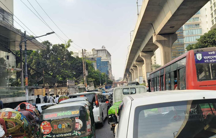 সূর্য ঢলে পড়েছে, কিন্তু শাহবাগ এখনো উত্তপ্ত। ব্যানার হাতে দাঁড়িয়ে আছেন শত শত শিক্ষক-দৃঢ়, অনড়। কাওরানবাজারের রাস্তায় তখনো হর্নের শব্দ, ধীর গতিতে এগিয়ে চলা গাড়ির লাইন। শহর জানে-যতক্ষণ দাবির মঞ্চে শিক্ষকরা, ততক্ষণ থেমে থাকবে এই নগরীর গতি।