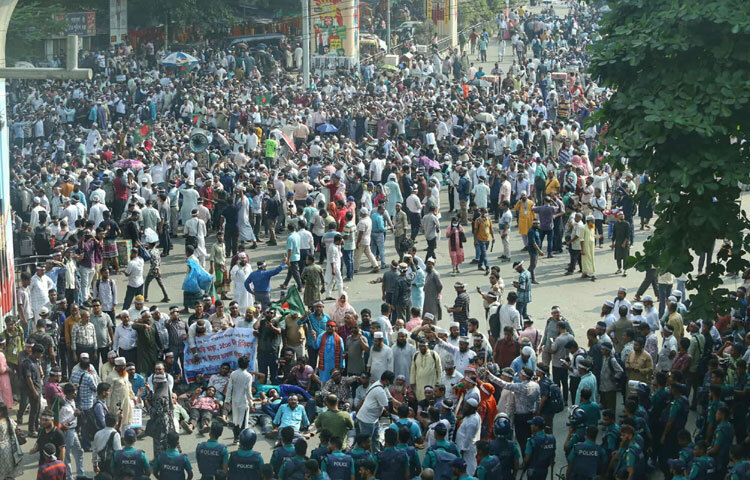 দুপুরের পর থেকেই শিক্ষকরা ব্যানার ও প্ল্যাকার্ড হাতে শাহবাগ মোড়ে জড়ো হন। স্লোগানে মুখরিত হয়ে ওঠে এলাকা, ন্যায্য দাবি মেনে নাও, শিক্ষা বাঁচাও। কেউ বসে আছেন রাস্তায়, কেউ দাঁড়িয়ে হাত উঁচিয়ে প্রতিবাদের কণ্ঠ মিলাচ্ছেন।