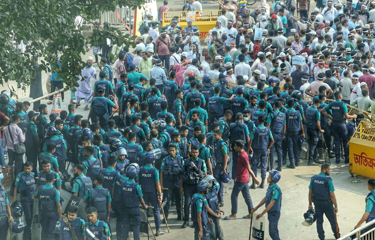 ফায়ার সার্ভিস, পুলিশ ও ট্রাফিক বিভাগের সদস্যরা ঘটনাস্থলে অবস্থান নিয়ে পরিস্থিতি পর্যবেক্ষণ করছেন। আইন-শৃঙ্খলা রক্ষায় পুলিশের পক্ষ থেকে তৈরি রাখা হয়েছে জলকামান ও অতিরিক্ত ফোর্স।