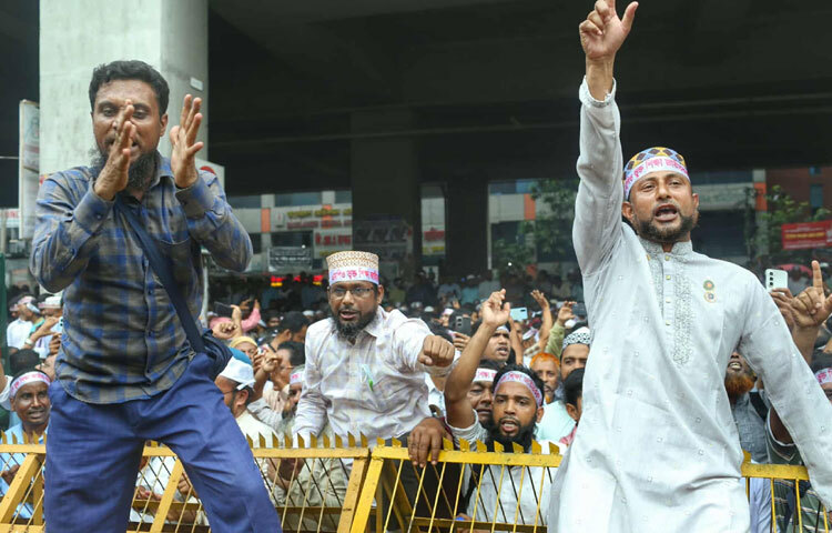 অবস্থান কর্মসূচির মাঝেও অনেক শিক্ষককে দেখা গেছে মোবাইল ফোনে অনলাইন ক্লাস নিচ্ছেন। কেউ ছাত্রদের পরীক্ষার খাতা যাচাই করছেন ব্যানারের আড়ালে বসে। এ যেন এক বাস্তব প্রতিচ্ছবি-বাংলাদেশের শিক্ষকরা দায়িত্বের জায়গায় আপসহীন, কিন্তু নিজের অধিকারের জায়গায় বারবার উপেক্ষিত।