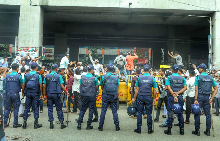 শিক্ষা উপদেষ্টার ঘোষণার পর শিক্ষক সমাজে আশার সঞ্চার হয়েছিল। কিন্তু প্রজ্ঞাপন জারি না হওয়ায় সেই আশাই এখন ক্ষোভে পরিণত হচ্ছে। তাদের বক্তব্য, ‘ঘোষণা নয়, এখন দরকার কাগজে-কলমে সিদ্ধান্ত।’