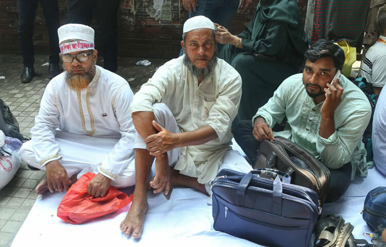 একজন কলেজ শিক্ষক বলছিলেন, ‘প্রতিদিন আমরা ছাত্রদের ন্যায়বিচার, অধিকার আর দায়িত্ব শেখাই। কিন্তু আজ নিজেরাই ন্যায্য প্রাপ্যের জন্য রাস্তায় বসেছি। এটা আমাদের গর্ব নয়, কষ্ট।’