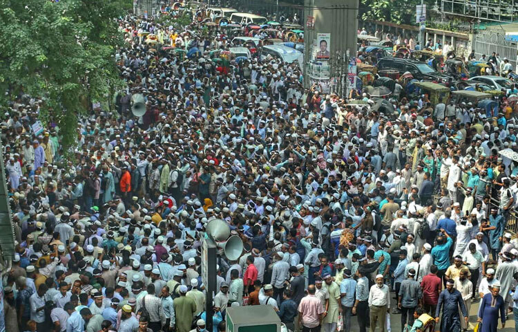 শিক্ষা উপদেষ্টা ঘোষিত ২০ শতাংশ বাড়ি ভাতা, ১,৫০০ টাকা চিকিৎসা ভাতা এবং ৭৫ শতাংশ উৎসব ভাতার প্রজ্ঞাপন জারির দাবিতে তারা প্রেসক্লাবের সামনে দুই পাশের রাস্তা অবরোধ করে অবস্থান কর্মসূচি পালন করছেন।