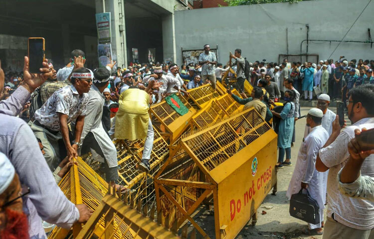 শিক্ষা উপদেষ্টার ঘোষণায় কিছুটা আশার আলো দেখা দিলেও বাস্তবায়নে দীর্ঘসূত্রিতা হতাশ করেছে সবাইকে।