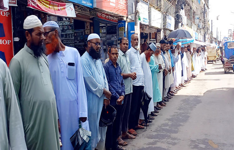 পাঁচ দফা দাবি বাস্তবায়নে বরগুনায় মানববন্ধন ও সমাবেশ করেছে বেসরকারি স্কুল, কলেজ ও মাদরাসাসহ বিভিন্ন শিক্ষা প্রতিষ্ঠানের শিক্ষক-কর্মচারীরা। এ সময় বক্তারা দাবি বাস্তবায়ন না হলে ঢাকাকে অচল করার হুঁশিয়ারি দেন। ছবি: নুরুল আহাদ অনিক