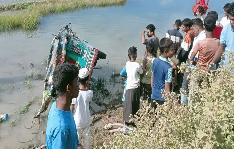 কক্সবাজারের টেকনাফের হাইওয়ে সড়কে মিনি ট্রাক ও সিএনজি চালিত অটোরিকশার মুখোমুখি সংঘর্ষে চালকসহ দু’জন নিহত হয়েছেন। ছবি: জাহাঙ্গীর আলম