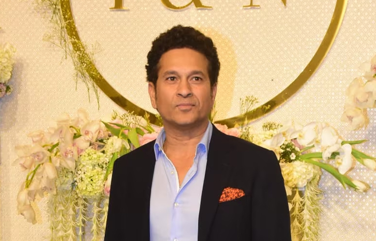 শুধু বলিউডই নয়, এসেছিলেক ক্রিকেট তারকারাও। সাবেক ভারতীয় ক্রিকেটার শচীন টেন্ডুলকার ছিলেন এই অনুষ্ঠানে।  ছবি: সংগৃহীত