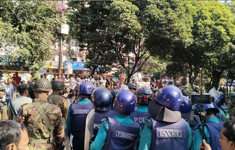 স্থানীয় প্রশাসন ইতোমধ্যেই সতর্ক অবস্থানে রয়েছে। তারা জানিয়েছে, পরিস্থিতি শিথিল না হওয়া পর্যন্ত এলাকা নজরদারিতে রাখা হবে। এদিকে সাধারণ মানুষ এলাকা থেকে দূরে থাকার পরামর্শ পাচ্ছে, কারণ পরিস্থিতি এখনো শান্ত হয়নি।