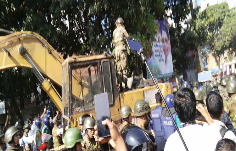 শুরু হয় উত্তেজনার পাল্টাপাল্টি খেলা। ক্ষুব্ধ ছাত্ররা ইটপাটকেল ছুঁড়ে প্রতিরোধ গড়ে তোলে। ধাওয়া-পাল্টাধাওয়ায় এলাকা যেন থমথমে হয়ে যায় এবং আশপাশের বাতাসে ঘনিয়ে ওঠে অস্থিরতার ছায়া।