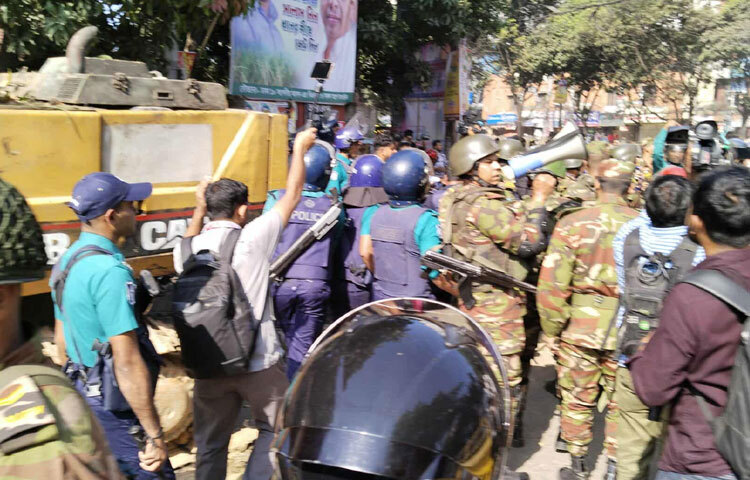 ধানমন্ডি ৩২-এর এই উত্তেজনা শুধু আজকের নয়, সাম্প্রতিক সময়ের রাজনৈতিক ও সামাজিক চাপেরও প্রতিফলন।
