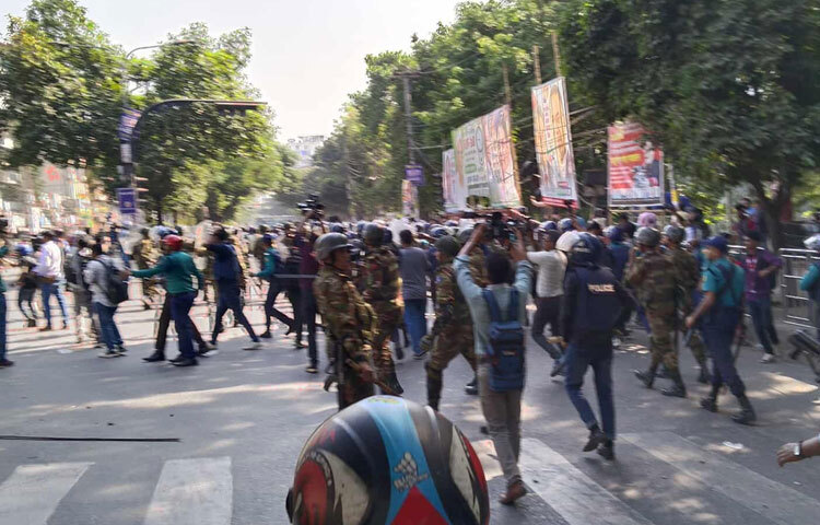 এক সময় বুলডোজার নিয়ে এগোতে চাইলে ছাত্রজনতাকে ঠেকাতে সেনাবাহিনী ও পুলিশ লাঠিচার্জ চালায়। এতে ক্ষুব্ধ ছাত্রজনতা ইটপাটকেল নিক্ষেপ শুরু করে।