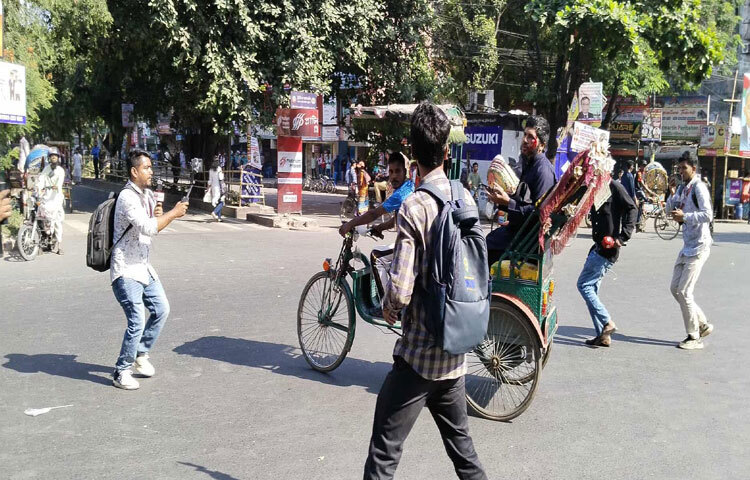 স্থানীয়রা জানিয়েছেন, লাঠি ও ইটপাটকেল ছোঁড়াছুঁড়ির মাঝে ভাঙাচোরা পরিস্থিতি পুরো এলাকা জুড়ে অনুভূত হয়েছে। নিরাপত্তা বাহিনী অবশ্য শক্ত অবস্থান গ্রহণ করেছে এবং পরিস্থিতি নিয়ন্ত্রণে রাখার চেষ্টা চালাচ্ছে।