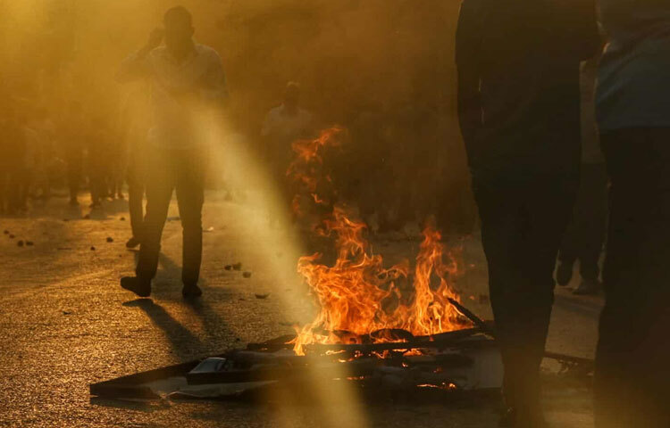 নিরাপত্তা বাহিনীর লক্ষ্য পরিস্থিতি নিয়ন্ত্রণে রাখা। তবে উত্তপ্ত পরিবেশে যে কোনো মুহূর্তেই নতুন সংঘর্ষ ছড়িয়ে পড়ার শঙ্কা থাকায় তারা চরম সতর্কতায়।