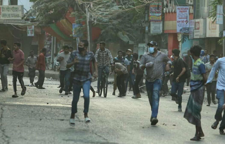 রাস্তাজুড়ে দেখা যাচ্ছে সাঁজোয়া যান, নিরাপত্তা বলয়ের ঘনঘটায় তৈরি হওয়া ব্যারিকেড, আর গন্তব্যহীনভাবে দৌড়ানো মানুষের ছোট ছোট দল।