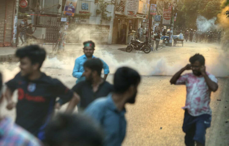 ৩২ নম্বর মোড় ঘিরে বিপুলসংখ্যক সেনাবাহিনী (আর্মি), বিজিবি ও পুলিশের সদস্যরা সর্তক অবস্থানে রয়েছে।