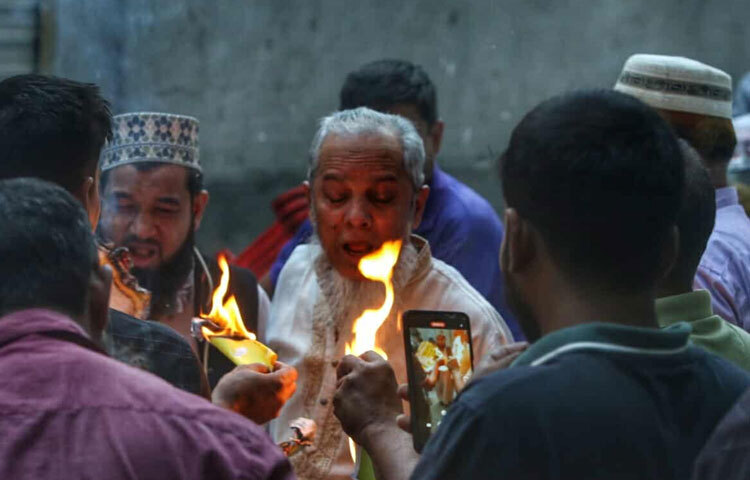 ধানমন্ডি লেকের পাড়, ৩২ নম্বরের অলিগলি সব জায়গায় মানুষের ছুটোছুটি, দোকানপাট বন্ধ, শাটার নামিয়ে আতঙ্কে লুকিয়ে থাকা ব্যবসায়ীদের উদ্বেগ স্পষ্ট।