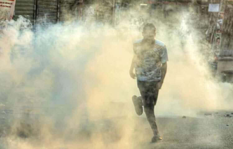 পরিস্থিতি নিয়ন্ত্রণে রাখতে নিরাপত্তা বাহিনী কিছুক্ষণ পর পর টিয়ার শেল ছুড়ে দিচ্ছে। এর তীব্র গন্ধে হাঁটতে বা দাঁড়াতেও কষ্ট হচ্ছে স্থানীয় বাসিন্দাদের। একটার পর একটা বিস্ফোরণের মতো সাউন্ড গ্রেনেডে কেঁপে উঠছে পুরো এলাকা।