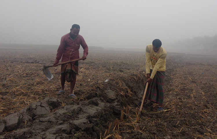 ১৩ জানয়ারি সকাল ৯টায় নীলফামারীর সৈয়দপুরে সর্বনিম্ন তাপমাত্রা রেকর্ড করা হয়েছে ৯ দশমিক ০ ডিগ্রি সেলসিয়াস। মানুষ আগুন জ্বালিয়ে শীত নিবারণের চেষ্টা করছে। প্রচণ্ড শীতে কাজে বের হতে গিয়ে বেকায়দায় পড়ছেন শ্রমজীবী ও নিম্নআয়ের মানুষ। দিশেহারা হয়ে পড়েছেন কৃষকরা। ছবি: জাগো নিউজ