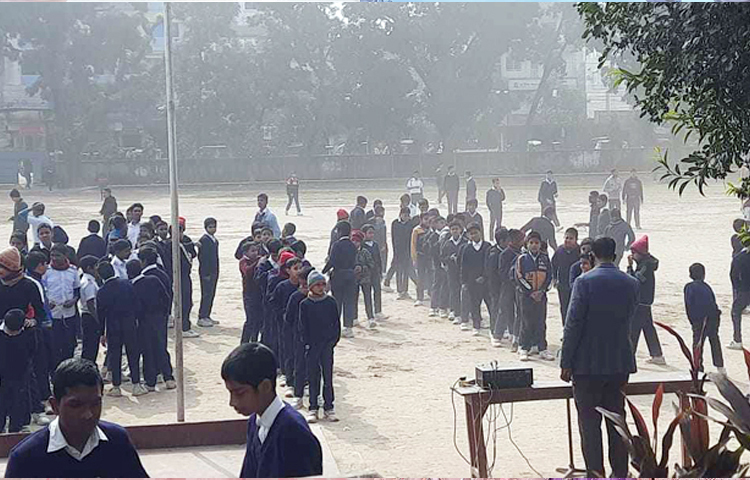 ঠাকুরগাঁওয়ে তাপমাত্রা ১০ ডিগ্রি সেলসিয়াসের নিচে নামলেও বন্ধ করা হয়নি শিক্ষাপ্রতিষ্ঠান। ছবি: তানভীর হাসান তানু