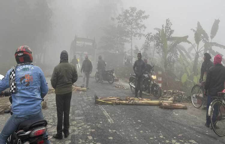 সম্মেলন স্থগিত হওয়ার জেরে ঠাকুরগাঁওয়ের বালিয়াডাঙ্গীতে বিএনপির ডাকা অনির্দিষ্টকালের হরতাল মহাসচিব মির্জা ফখরুল ইসলাম আলমগীরের আশ্বাসে প্রত্যাহার করেছেন আন্দোলনকারীরা। ছবি: তানভীর হাসান তানু