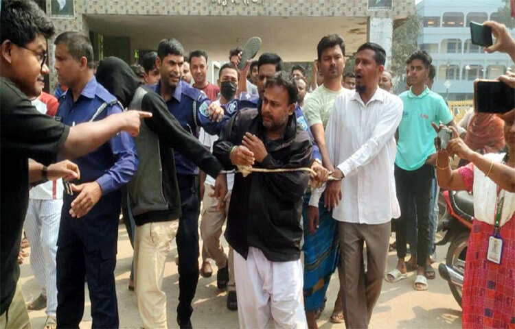 ঠাকুরগাঁওয়ে পঞ্চম শ্রেণির ছাত্রীকে ধর্ষণের অভিযোগে গ্রেফতার স্কুলশিক্ষক মোজাম্মেল হক মানিককে কারাগারে পাঠিয়েছেন আদালত। ছবি: তানভীর হাসান তানু