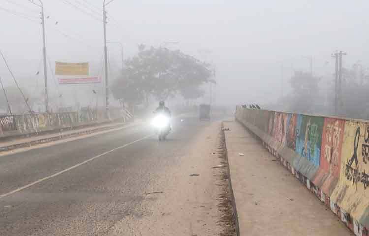 ঠাকুরগাঁওয়ে ফের জেঁকে বসেছে তীব্র শৈত্যপ্রবাহ। হিমালয়ের পাদদেশের এ জেলায় গত দুদিন ধরে হিমেল বাতাস, ঘন কুয়াশার কারণে চরমভাবে ব্যাহত হচ্ছে স্বাভাবিক জনজীবন। ছবি: তানভীর হাসান তানু